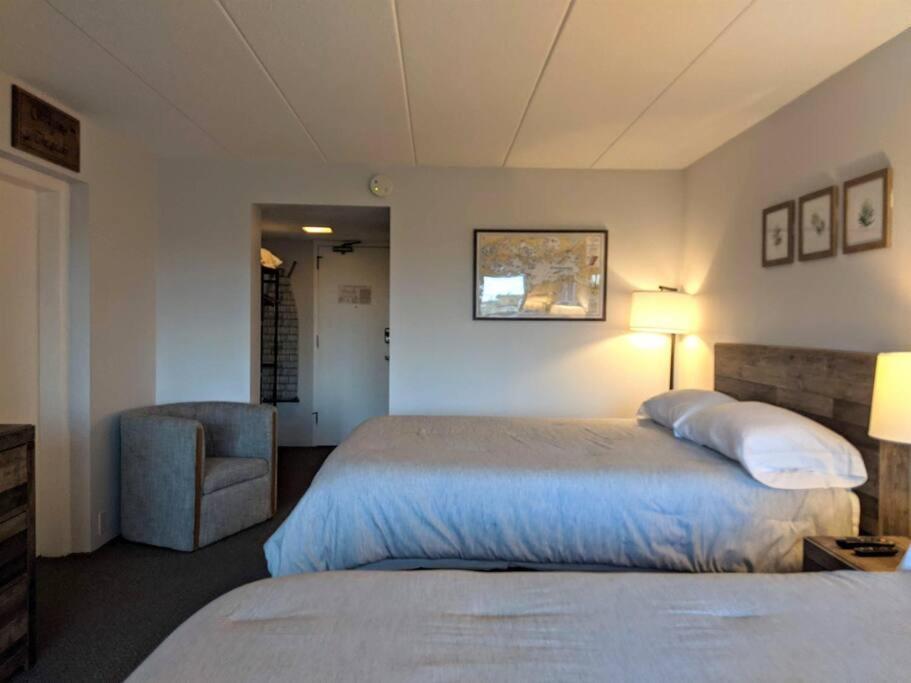 Cute Lower Level Cedar Lodge Room With Balcony & Lake Views! Laconia Zewnętrze zdjęcie
