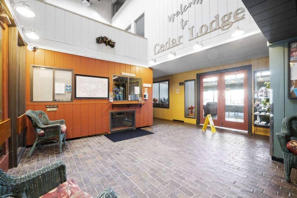 Cute Lower Level Cedar Lodge Room With Balcony & Lake Views! Laconia Zewnętrze zdjęcie